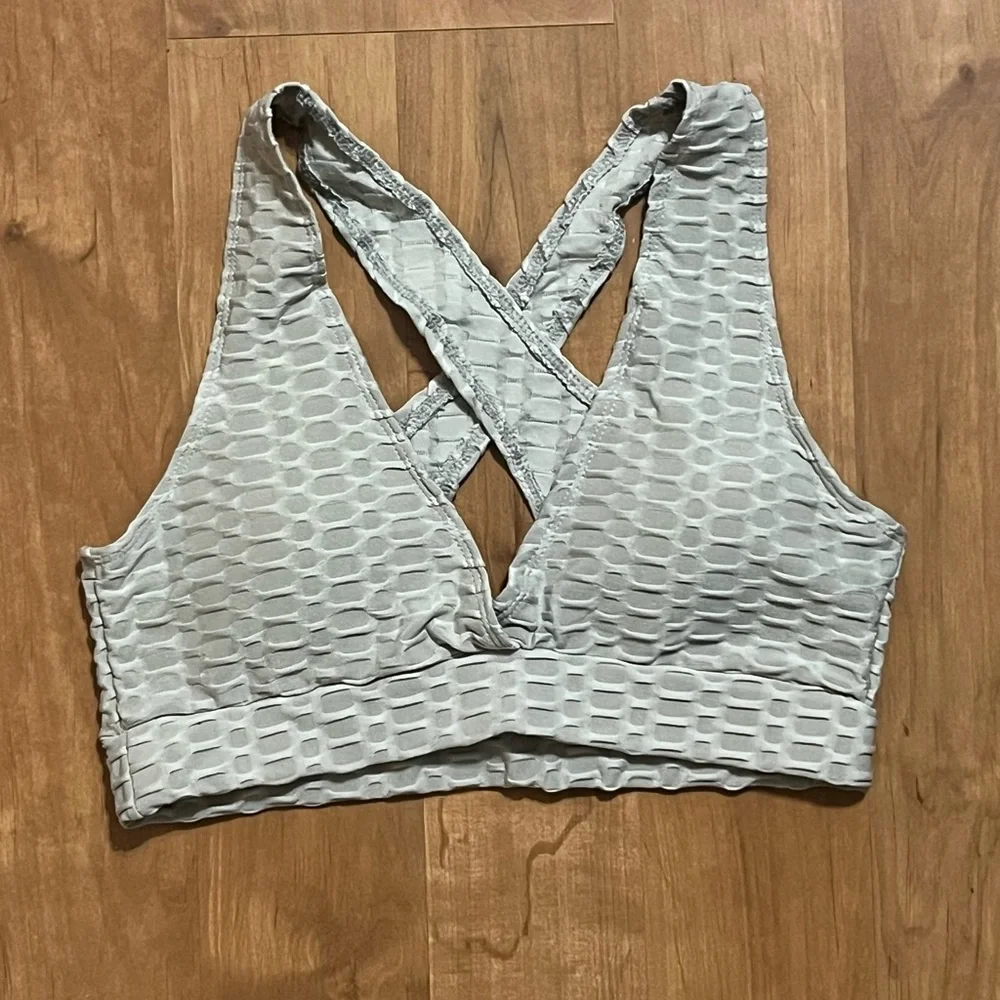Bombut Gray Textured Criss-Cross Sports Bra and Leggings Set - Picture 2 of 5
